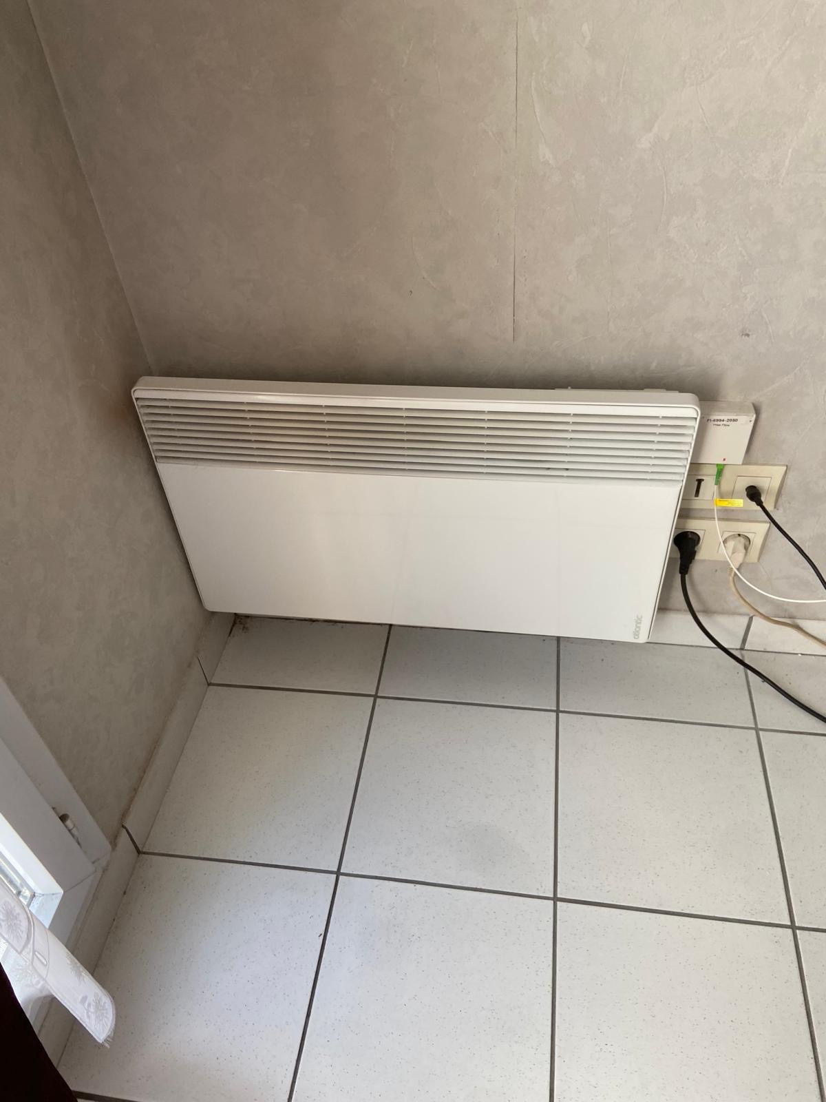 Ancien convecteur grille-pain salon mur gris avant travaux