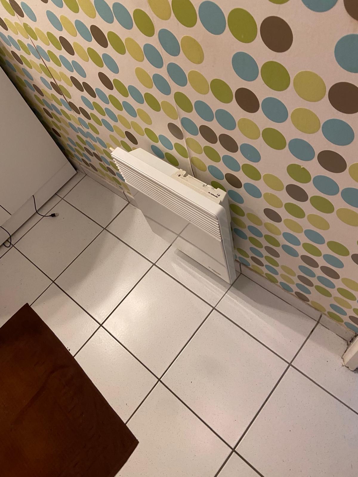 Petit convecteur au sol salle de bain avant travaux