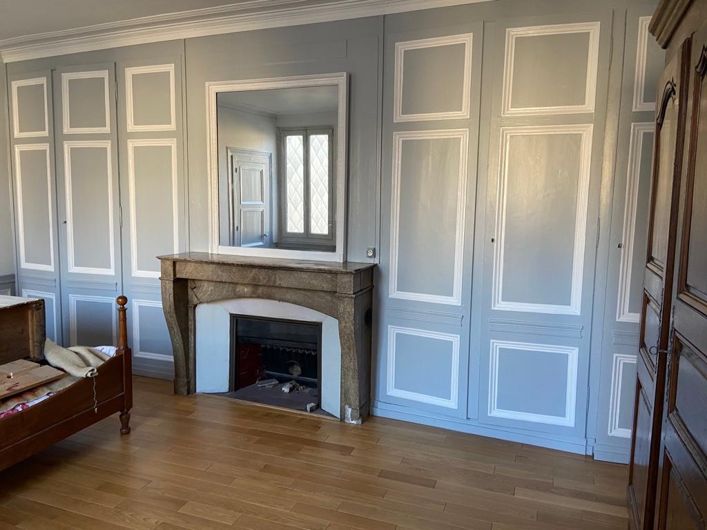 Chambre de caractère avec lit d'époque et boiseries